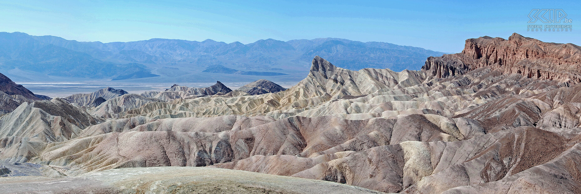 Death Valley - Zabriskie Point Zabriskie Point is een uitkijkpunt in Death Valley en het geeft zicht op geelgekleurde golvende duinen. Stefan Cruysberghs